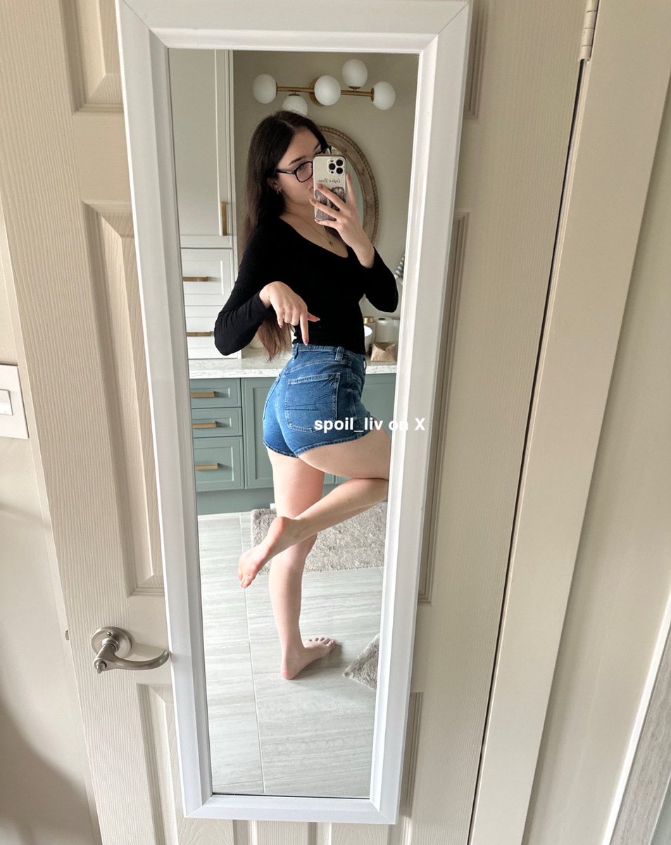 spoil_liv's tweet photo. do you know your place beta? https://t.co/HdGTfpfzDj