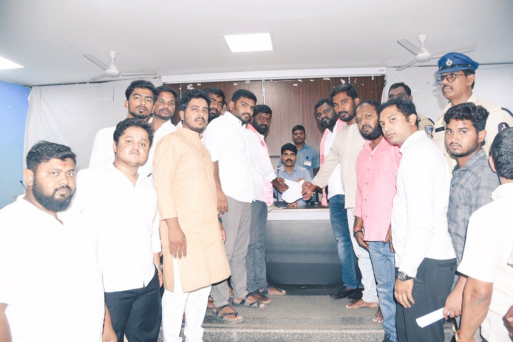 rajkumarTRSV's tweet photo. ఫీజు రియాంబర్స్మెంట్ బకాయిలు వెంటనే విడుదల చేయాలనీ డిమాండ్ చేస్తూ....
BRSV పోరుబాట లో భాగంగా
BRSV రాష్ట్ర సంయుక్త కార్యదర్శి పి. రాజ్ కుమార్ ఆధ్వర్యంలో 
నేడు రంగారెడ్డి జిల్లా కలెక్టర్ కార్యాలయం ప్రజావాణి లో కలెక్టర్ నారాయణ గారిని కలిసి వినతిపత్రం అందజేసిన BRSV రంగారెడ్డి జిల్లా బృందం @KCRBRSPresident
@BRSparty @KTRBRS  @RSPraveenSwaero @GelluSrinuBRS @balkasumantrs @Krishank_BRS @BuntyBRS