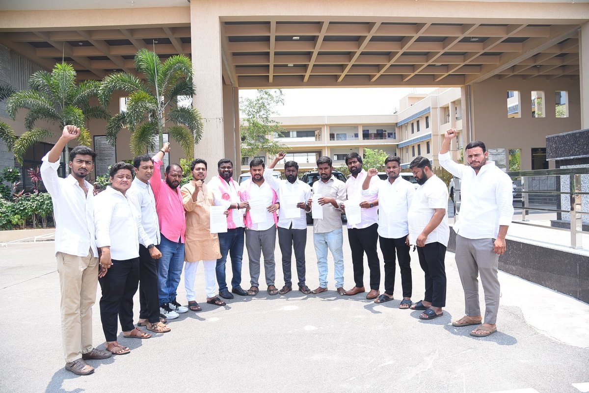 rajkumarTRSV's tweet photo. ఫీజు రియాంబర్స్మెంట్ బకాయిలు వెంటనే విడుదల చేయాలనీ డిమాండ్ చేస్తూ....
BRSV పోరుబాట లో భాగంగా
BRSV రాష్ట్ర సంయుక్త కార్యదర్శి పి. రాజ్ కుమార్ ఆధ్వర్యంలో 
నేడు రంగారెడ్డి జిల్లా కలెక్టర్ కార్యాలయం ప్రజావాణి లో కలెక్టర్ నారాయణ గారిని కలిసి వినతిపత్రం అందజేసిన BRSV రంగారెడ్డి జిల్లా బృందం @KCRBRSPresident
@BRSparty @KTRBRS  @RSPraveenSwaero @GelluSrinuBRS @balkasumantrs @Krishank_BRS @BuntyBRS