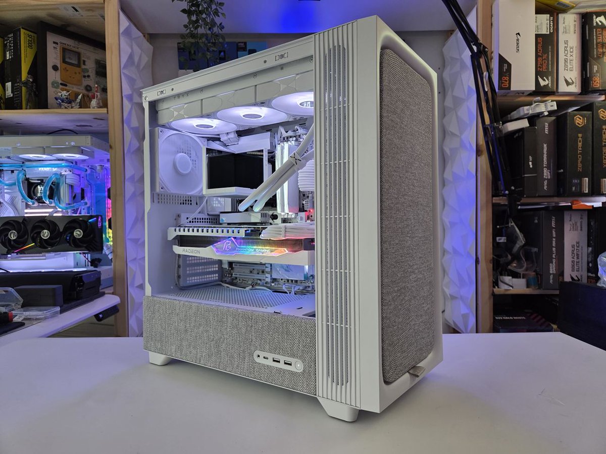 XPCMTeam's tweet image. PC Build by XPCM using Tryx FLOVA case @tryxglobal  @funkykit @xpcmteam 

#pcbuild #pcsetup #pcmodding #gamingpc #custompc #xpcm #watercooling #customloop #tryx #funkykit