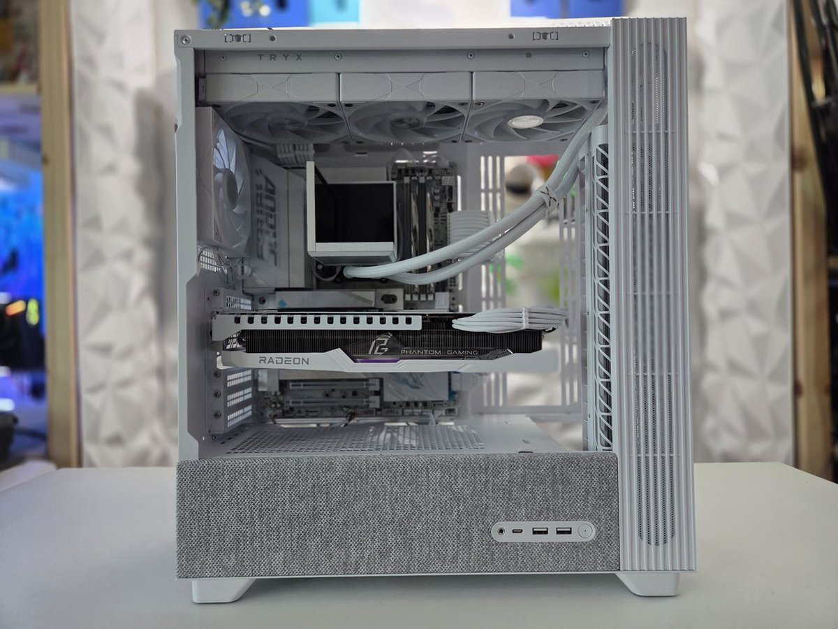 XPCMTeam's tweet image. PC Build by XPCM using Tryx FLOVA case @tryxglobal  @funkykit @xpcmteam 

#pcbuild #pcsetup #pcmodding #gamingpc #custompc #xpcm #watercooling #customloop #tryx #funkykit