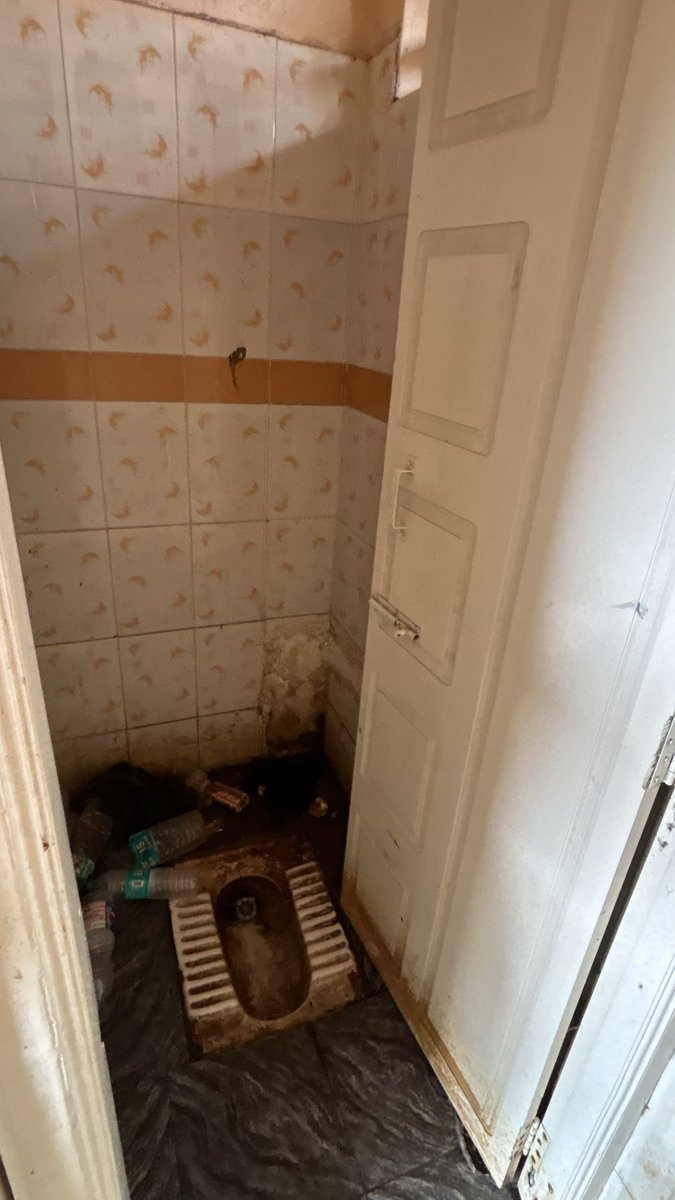 itzmedpk1624's tweet image. “Pathetic state of washroom at Mysuru Railway Station. This is a health hazard for passengers. Request immediate cleaning and maintenance.
@RailMinIndia @IRCTCofficial @swachhbharat
#Mysuru #IndianRailways