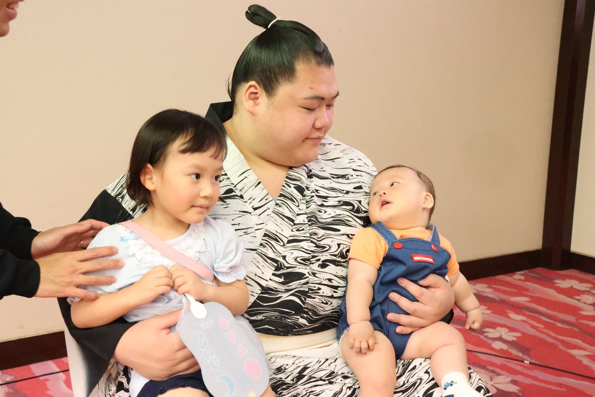 ＜撮影会＞
赤ちゃん抱っこ撮影会②
関取代表挨拶を務めた藤ノ川と王鵬をじーっと見つめる赤ちゃん👶
#sumo #相撲 #五月場所