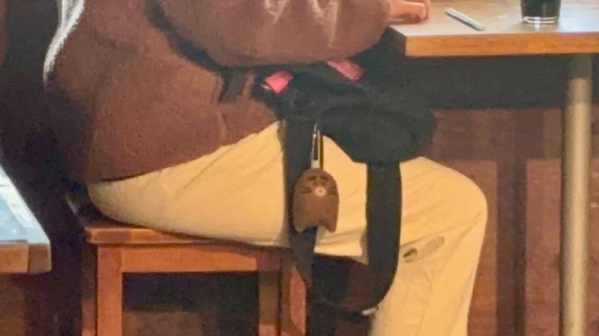 🗣️こぼればなし

フライヤーにも描かれている「もぐら」
作中でもいろんなアイテムで登場します

「こんなたくさんどないしよ」と冨岡が不安がってたら、ぜんぶ上牧が手作りしてくれました
上牧はじつはかなり器用です

細かな部分まで楽しめる映像版
5/11まで配信中です

new-video-system.stores.play.jp/videos/82a06e7…