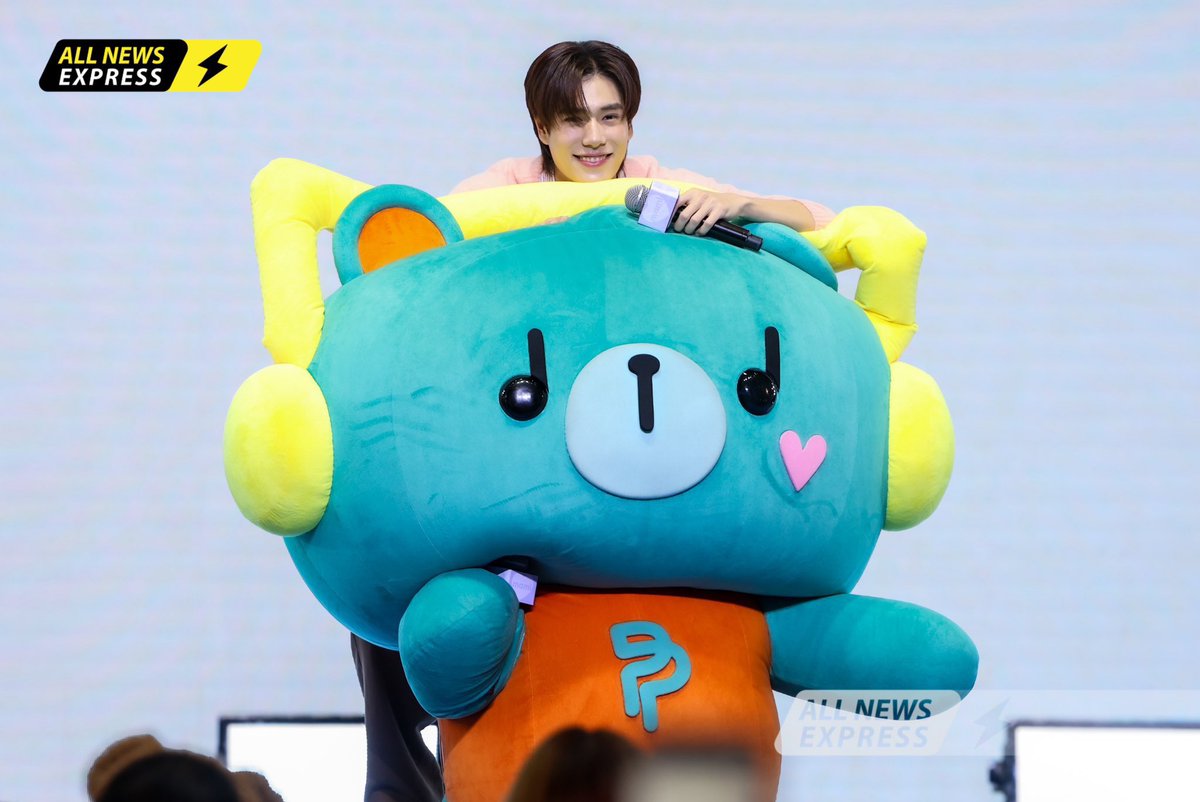 เวลามองเพิ่มพูนแล้วรู้สึกคุ้นๆ กับสีส้มบอกไม่ถูก เหมือนเคยเห็นส้มแบบนี้ ส้มตะโกน ก็คือเหมือนพ่อพ่อนั่นแหละ เหมือนภูวินตอนจิ๋วแบบถอดมาเด๊ะ 555555555 ลูกพ่อร้อยเปอร์เซ็นต์