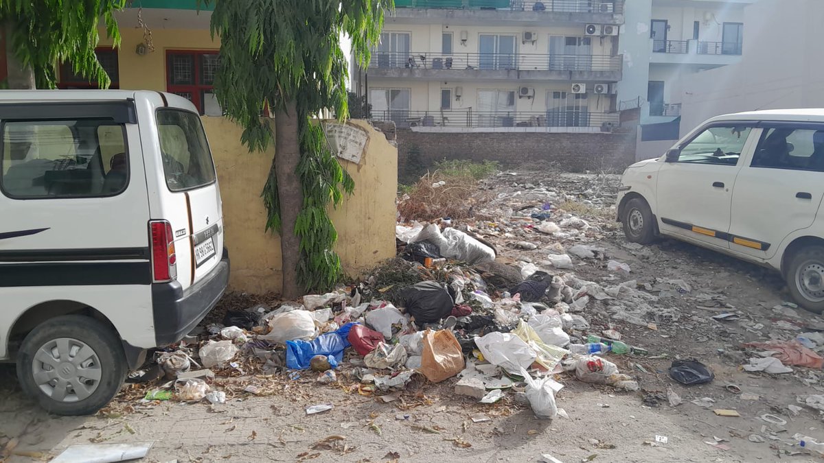RakeshGuptaGGN's tweet image. @MunCorpGurugram Garbage piled outside 1614-1615/15-II, Gurgaon. Please help us to get it clear.