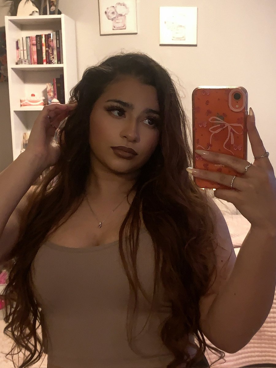 a mirror loves to see me coming