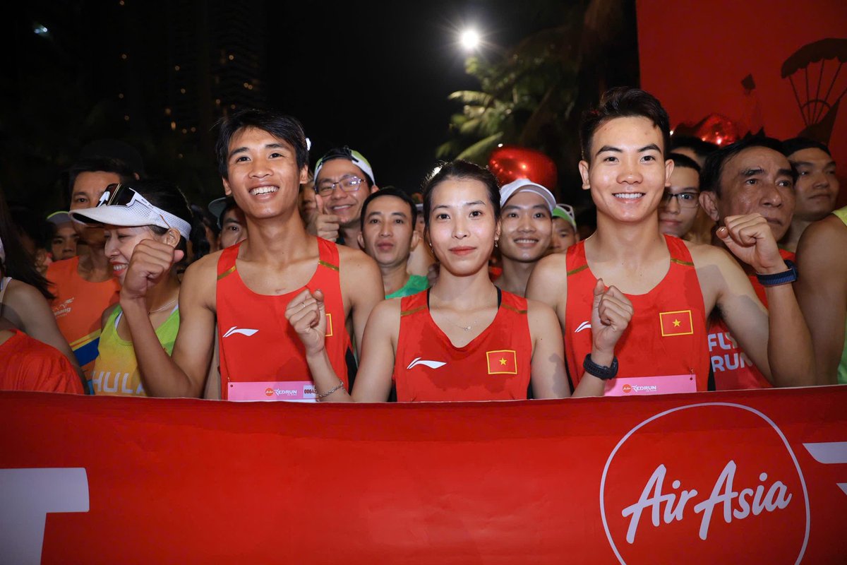 AirAsia tweet media
