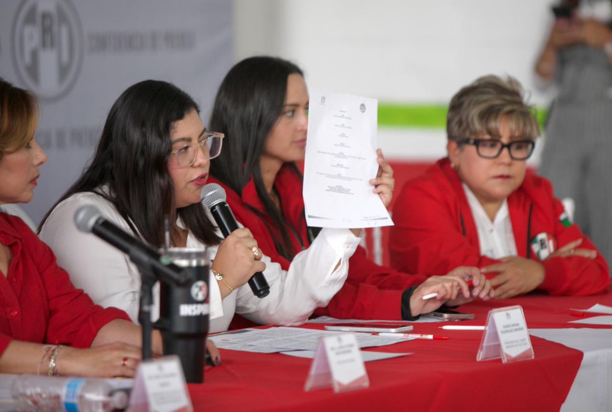 CristinaRuiz_S's tweet photo. Hoy alzamos la voz por #Tultitlán. Los datos no mienten: 43.5 millones de pesos en terrenos sin certeza jurídica y 72.7 millones en contratos bajo sospecha. 

Absoluta opacidad y, mientras una familia concentra el poder y las decisiones, la población sigue esperando lo más básico.

La violencia no se detiene: 8 de cada 10 personas se sienten inseguras. Los 9 feminicidios y más de 600 abusos sexuales registrados demuestran que la alerta de género no ha dado resultados con este gobierno.

El abandono es total: 92% de las calles están en mal estado y el 74% de la población no tiene acceso regular al agua. Esto es lo que #Morena permitió que creciera.

#Tultitlán merece respuestas. Exigimos transparencia absoluta en el dinero público, el avance real de las investigaciones y una auditoría a fondo. Gobernar es dar resultados, no repartir el ayuntamiento entre los mismos de siempre.