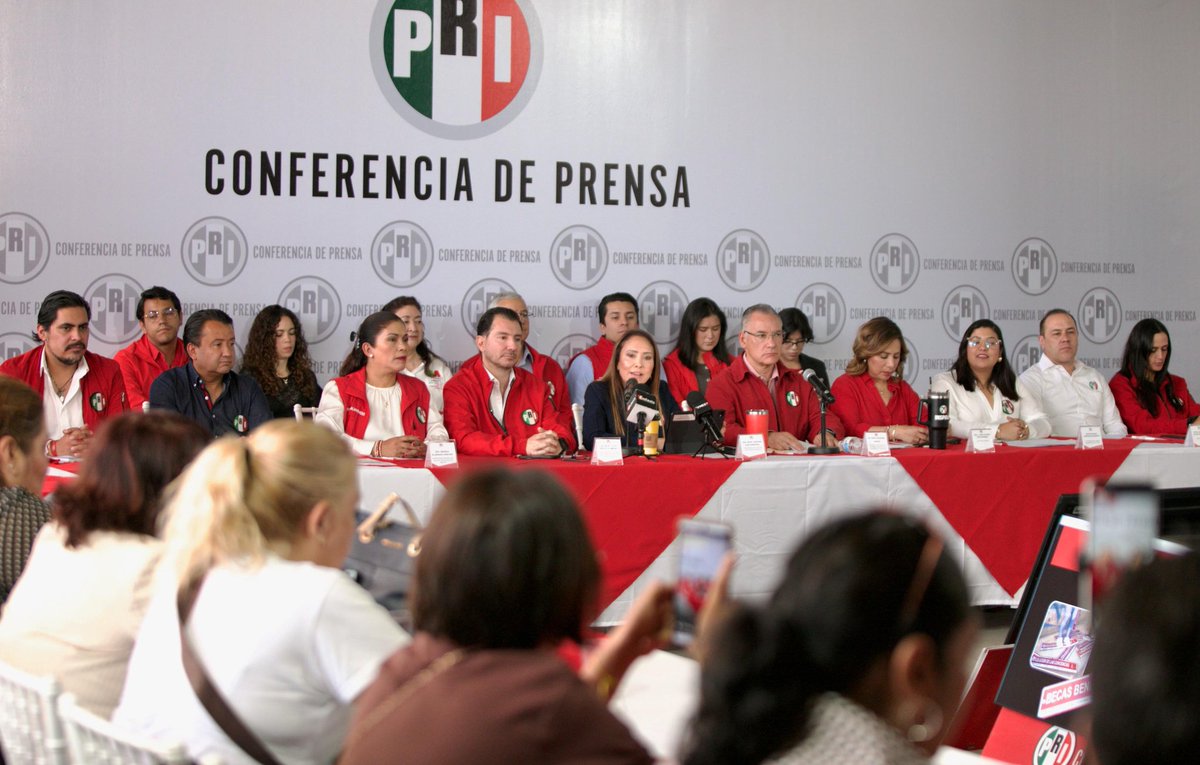 CristinaRuiz_S's tweet photo. Hoy alzamos la voz por #Tultitlán. Los datos no mienten: 43.5 millones de pesos en terrenos sin certeza jurídica y 72.7 millones en contratos bajo sospecha. 

Absoluta opacidad y, mientras una familia concentra el poder y las decisiones, la población sigue esperando lo más básico.

La violencia no se detiene: 8 de cada 10 personas se sienten inseguras. Los 9 feminicidios y más de 600 abusos sexuales registrados demuestran que la alerta de género no ha dado resultados con este gobierno.

El abandono es total: 92% de las calles están en mal estado y el 74% de la población no tiene acceso regular al agua. Esto es lo que #Morena permitió que creciera.

#Tultitlán merece respuestas. Exigimos transparencia absoluta en el dinero público, el avance real de las investigaciones y una auditoría a fondo. Gobernar es dar resultados, no repartir el ayuntamiento entre los mismos de siempre.