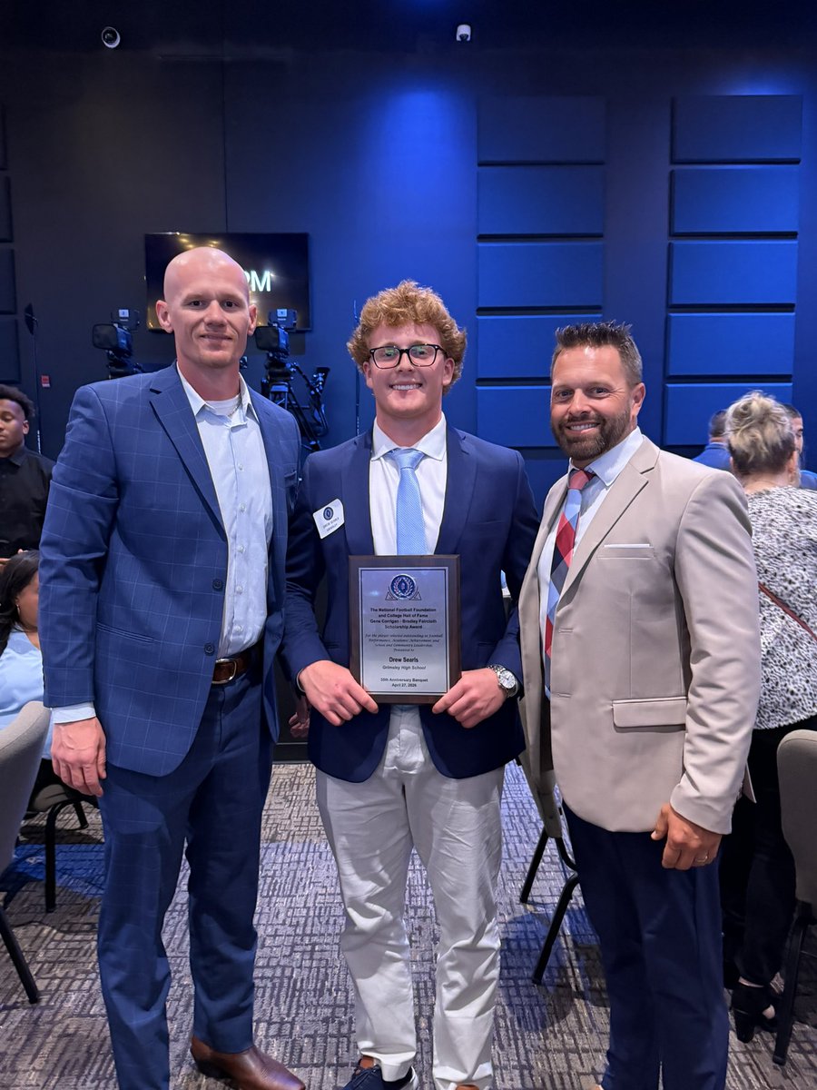 grimsleyfb's tweet image. Congratulations to @Drew_searls for receiving the @NFFNetwork scholarship tonight! #GDTBAW 
#BlueCollar #TDT 
#DefendTheStandard