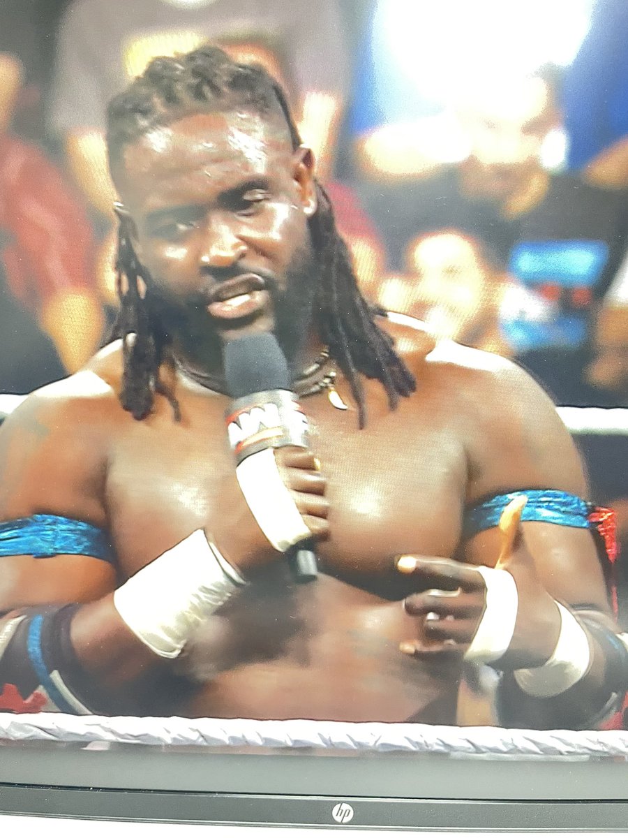 OLISOTOLANDIVAR's tweet photo. #OBAFEMI córtate las uñas… puedes herir a otros luchadores, y además se ve mal. @WWE @TripleH cut off the nails 💅 to OBA. Best regards from #ecuador 🇪🇨 https://t.co/Zl612RaP2C