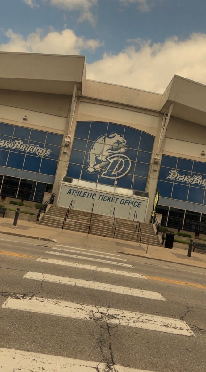 jabriencurtis's tweet image. Great feel getting around @DrakeBulldogsFB❕ Thank you @CoachJMath for the invitation! 

And also thank you @MattWalkerDU for the great food spot! 😂 
#DSMHometownTeam ❕🔵❕