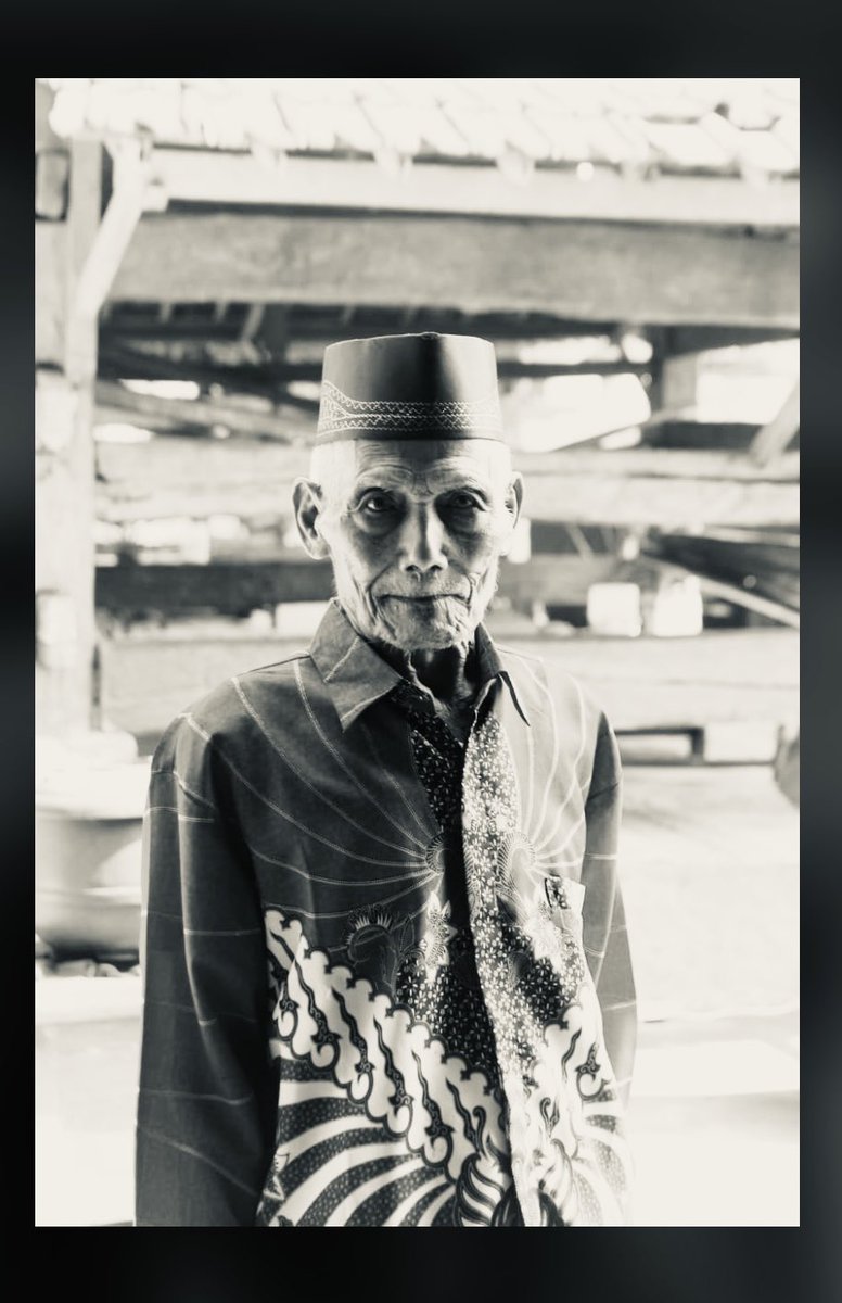 persambatan_'s tweet photo. Tidak bisa berhenti bergerak. Aku lahir ketika usia mbag Barjo sudah senja dimana seharusnya mbah duduk manis menikmati masa istirahatnya. Tapi tidak demikian, mbah selalu berkegiatan untuk menggerakan sendi seperti ke sawah, mencari pakan ternak, dan membantu menyiapkan kenduri. https://t.co/lt7eca12X0