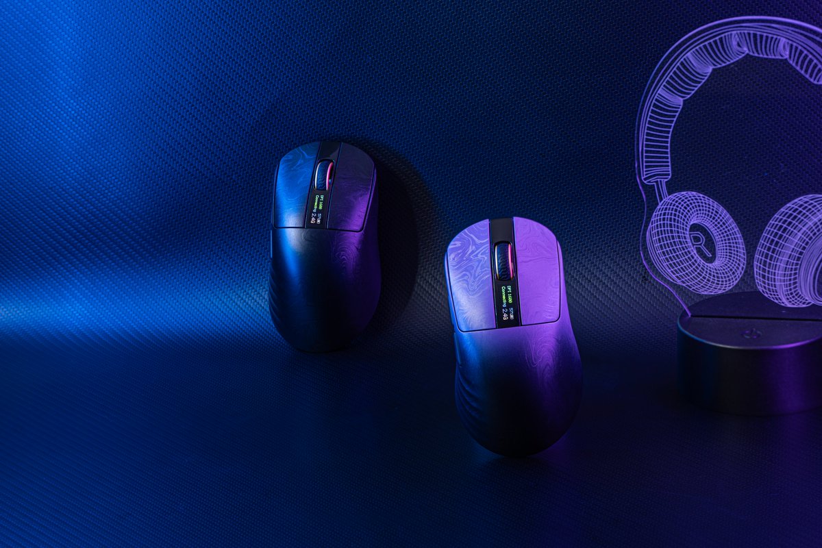 EPOMAKER_DE's tweet image. Schwarz-Gold oder Schwarz-Violett?
Die Wahl fällt schwer! 😍

👉Epomaker Carbonis Mouse
✔️Ergonomisches Rechtshänder-Design
✔️PAW3950-Sensor + 8K-Polling-Rate
✔️LCD mit treiberfreier DPI-Anpassung

🔗epomaker.de/products/epoma…

#Epomaker #GamingMouse #EpomakerCarbonis #Desksetup