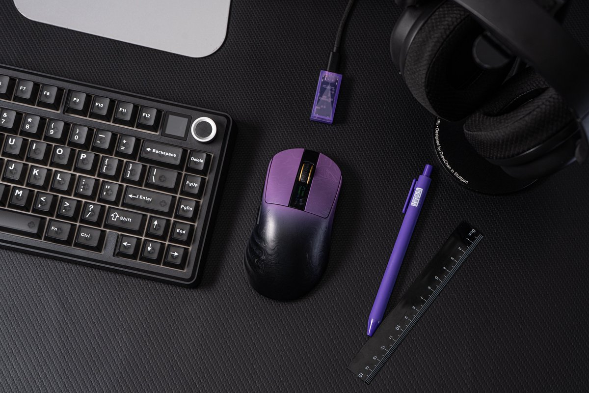 EPOMAKER_DE's tweet image. Schwarz-Gold oder Schwarz-Violett?
Die Wahl fällt schwer! 😍

👉Epomaker Carbonis Mouse
✔️Ergonomisches Rechtshänder-Design
✔️PAW3950-Sensor + 8K-Polling-Rate
✔️LCD mit treiberfreier DPI-Anpassung

🔗epomaker.de/products/epoma…

#Epomaker #GamingMouse #EpomakerCarbonis #Desksetup