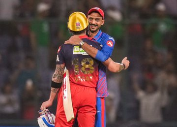 DDNewsGujarati's tweet image. 🔸#IPL2026: દિલ્હીના અરુણ જેટલી સ્ટેડિયમમાં રમાયેલા એકતરફી મુકાબલામાં રોયલ ચેલેન્જર્સ બેંગલુરુએ દિલ્હી કેપિટલ્સને 9 વિકેટે હરાવ્યું

🔸પ્રથમ બેટિંગ મળ્યા બાદ, દિલ્હી કેપિટલ્સ 16.3 ઓવરમાં માત્ર 75 રન બનાવીને ઓલઆઉટ થઈ ગઈ હતી

#RCB #DC