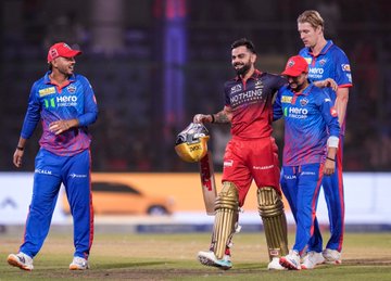 DDNewsGujarati's tweet image. 🔸#IPL2026: દિલ્હીના અરુણ જેટલી સ્ટેડિયમમાં રમાયેલા એકતરફી મુકાબલામાં રોયલ ચેલેન્જર્સ બેંગલુરુએ દિલ્હી કેપિટલ્સને 9 વિકેટે હરાવ્યું

🔸પ્રથમ બેટિંગ મળ્યા બાદ, દિલ્હી કેપિટલ્સ 16.3 ઓવરમાં માત્ર 75 રન બનાવીને ઓલઆઉટ થઈ ગઈ હતી

#RCB #DC