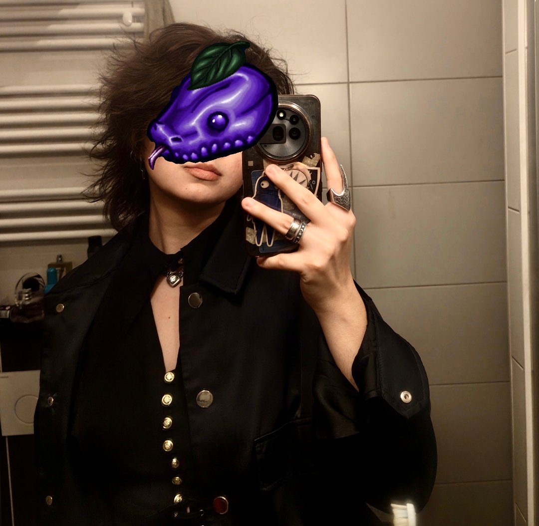 Iamatotallmess's tweet photo. Rave outfit https://t.co/HXJswKTePc
