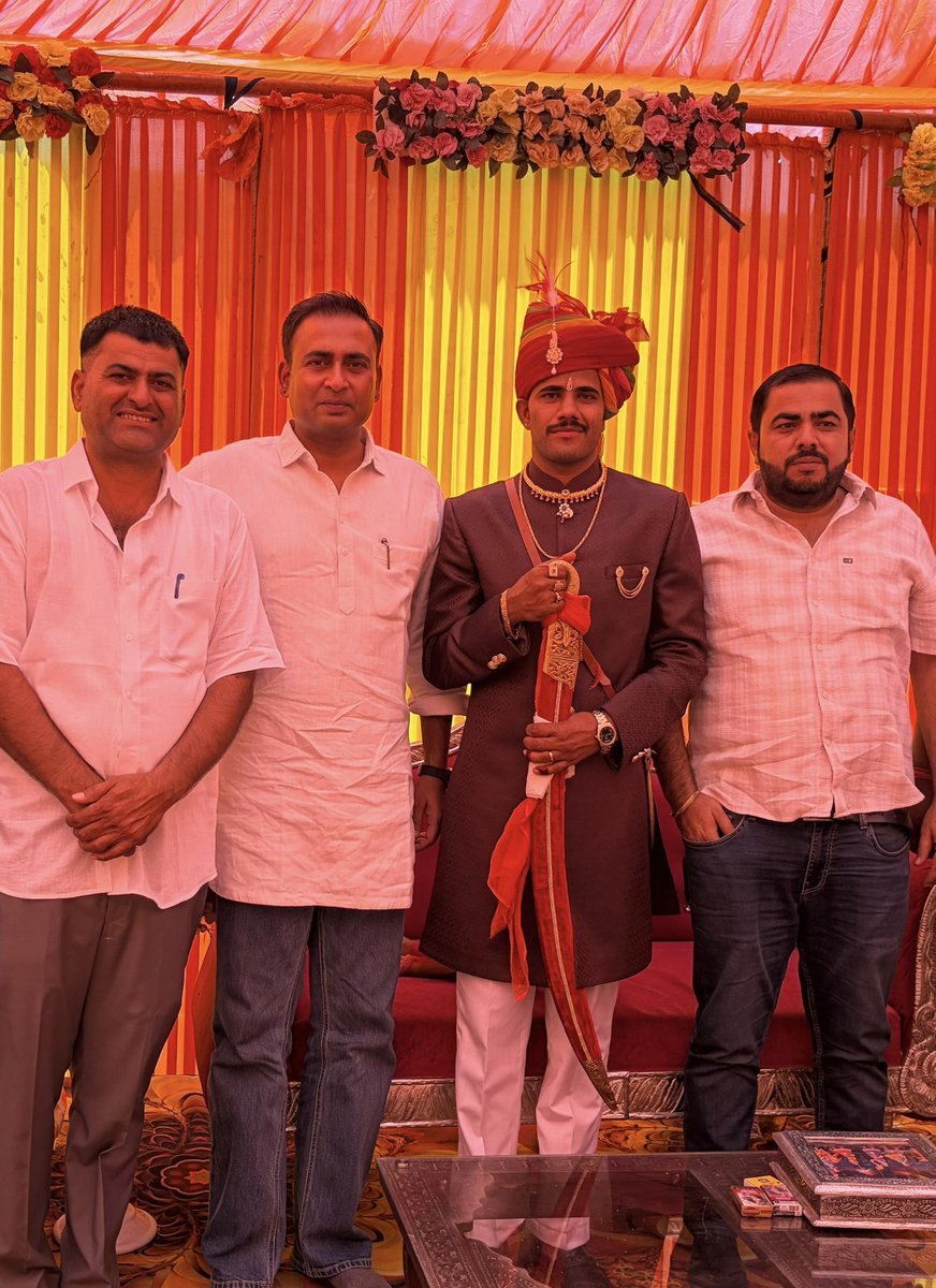 OfficeofASR's tweet photo. गत दिवस बाड़मेर शहर में श्र�� खुमाणसिंह जी राजगुरु के सुपुत्र मोतीसिंह जी के विवाह समारोह में शामिल होकर शुभकामनाये प्रेषित की।
@AzadBarmer https://t.co/3BpBauWDCD