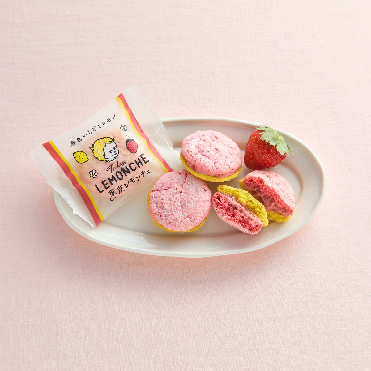 TOKYOLEMONCHE's tweet photo. 【3つのおいしさ🍋】
ふわっと軽いパフのような生地に、きゅんっと甘酸っぱいクリームをサンドした東京レモンチェのふわふわレモンクリームサンド。

3つの味わいをご用意しています🍋
一番人気のレモン味、いちご×レモン味、新しく仲間に加わった抹茶×レモン味。

どの味が一番お好きですか？
ぜひお気に入りを見つけてくださいね👦🏼💕

［一番人気🥇］
🍋東京レモンチェ〜ふわふわレモンクリームサンド〜 ふわっと軽いパフのようなレモン生地と、なめらかで甘酸っぱいレモンクリーム、おまけにほろ苦いレモンピールのアクセント。レモンの香りと、口の中でやさしくとけあう心地よい食感にこだわった、さわやかなレモンクリームサンドです。
第88回ジャパン・フード・セレクション 食品・飲料部門において、グランプリを受賞しました♪
https://t.co/TZtBjj7qEe

🍓東京レモンチェ〜春色いちごとレモン〜 レモン生地といちご生地。ふわっと軽いパフのような2色の生地で、いちご果肉とレモンピール入りのリッチないちごクリームをサンド。きゅんっと甘酸っぱい、春のときめきがつまった、いちご×レモン味です。
https://t.co/0FgTXIK3kn

🍵🌱東京レモンチェ〜ぼくの抹茶レモン〜 レモン生地と抹茶生地。2色の生地でレモンピール入りの濃厚な抹茶クリームをサンド。きゅんっと広がるレモンの酸味と抹茶の豊かな香りが楽しめる抹茶×レモン味です。
https://t.co/S5i4zzkTyv