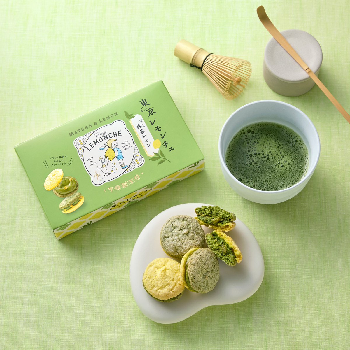 TOKYOLEMONCHE's tweet photo. 【3つのおいしさ🍋】
ふわっと軽いパフのような生地に、きゅんっと甘酸っぱいクリームをサンドした東京レモンチェのふわふわレモンクリームサンド。

3つの味わいをご用意しています🍋
一番人気のレモン味、いちご×レモン味、新しく仲間に加わった抹茶×レモン味。

どの味が一番お好きですか？
ぜひお気に入りを見つけてくださいね👦🏼💕

［一番人気🥇］
🍋東京レモンチェ〜ふわふわレモンクリームサンド〜 ふわっと軽いパフのようなレモン生地と、なめらかで甘酸っぱいレモンクリーム、おまけにほろ苦いレモンピールのアクセント。レモンの香りと、口の中でやさしくとけあう心地よい食感にこだわった、さわやかなレモンクリームサンドです。
第88回ジャパン・フード・セレクション 食品・飲料部門において、グランプリを受賞しました♪
https://t.co/TZtBjj7qEe

🍓東京レモンチェ〜春色いちごとレモン〜 レモン生地といちご生地。ふわっと軽いパフのような2色の生地で、いちご果肉とレモンピール入りのリッチないちごクリームをサンド。きゅんっと甘酸っぱい、春のときめきがつまった、いちご×レモン味です。
https://t.co/0FgTXIK3kn

🍵🌱東京レモンチェ〜ぼくの抹茶レモン〜 レモン生地と抹茶生地。2色の生地でレモンピール入りの濃厚な抹茶クリームをサンド。きゅんっと広がるレモンの酸味と抹茶の豊かな香りが楽しめる抹茶×レモン味です。
https://t.co/S5i4zzkTyv