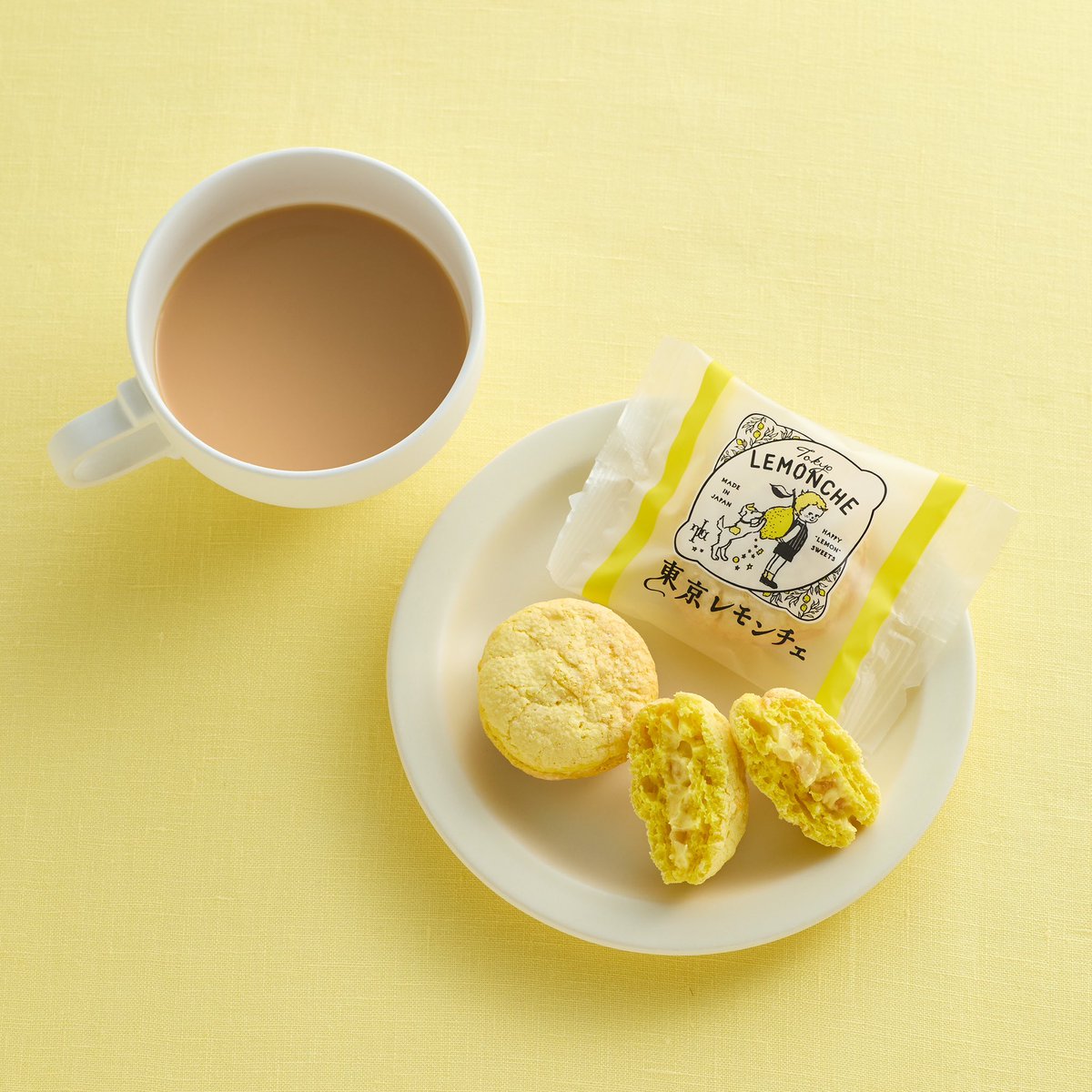 TOKYOLEMONCHE's tweet photo. 【3つのおいしさ🍋】
ふわっと軽いパフのような生地に、きゅんっと甘酸っぱいクリームをサンドした東京レモンチェのふわふわレモンクリームサンド。

3つの味わいをご用意しています🍋
一番人気のレモン味、いちご×レモン味、新しく仲間に加わった抹茶×レモン味。

どの味が一番お好きですか？
ぜひお気に入りを見つけてくださいね👦🏼💕

［一番人気🥇］
🍋東京レモンチェ〜ふわふわレモンクリームサンド〜 ふわっと軽いパフのようなレモン生地と、なめらかで甘酸っぱいレモンクリーム、おまけにほろ苦いレモンピールのアクセント。レモンの香りと、口の中でやさしくとけあう心地よい食感にこだわった、さわやかなレモンクリームサンドです。
第88回ジャパン・フード・セレクション 食品・飲料部門において、グランプリを受賞しました♪
https://t.co/TZtBjj7qEe

🍓東京レモンチェ〜春色いちごとレモン〜 レモン生地といちご生地。ふわっと軽いパフのような2色の生地で、いちご果肉とレモンピール入りのリッチないちごクリームをサンド。きゅんっと甘酸っぱい、春のときめきがつまった、いちご×レモン味です。
https://t.co/0FgTXIK3kn

🍵🌱東京レモンチェ〜ぼくの抹茶レモン〜 レモン生地と抹茶生地。2色の生地でレモンピール入りの濃厚な抹茶クリームをサンド。きゅんっと広がるレモンの酸味と抹茶の豊かな香りが楽しめる抹茶×レモン味です。
https://t.co/S5i4zzkTyv