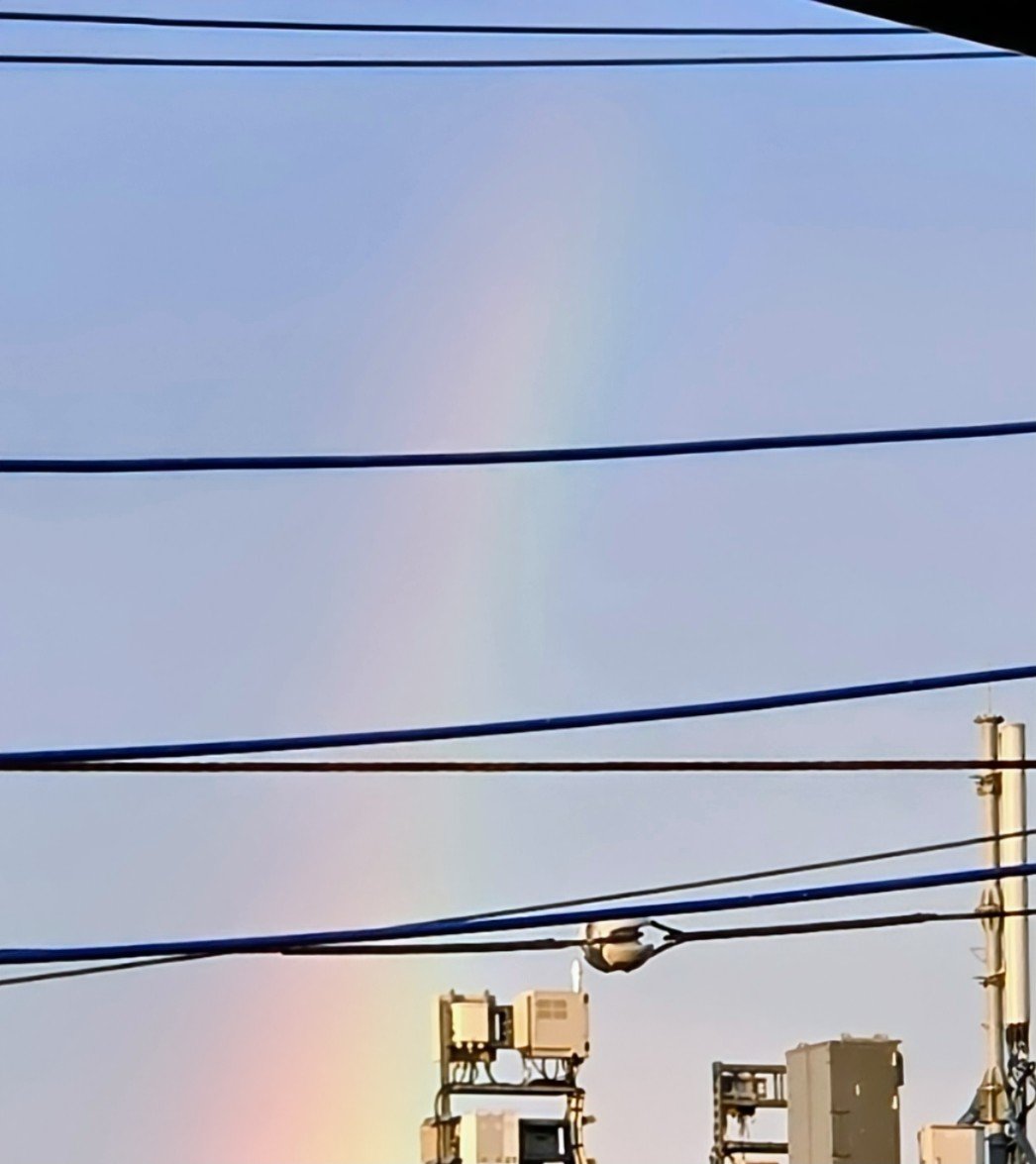こんにちは(*^^*)
今日は暑くなりそうですねー！
このあと1時〜火曜午後ティーお送りします✨
昨日は大きい虹が出ましたね！
我が家からはこんな小さくしか見えませんでした(笑)
皆さんからのメッセージ、リクエストお待ちしています♪森野めぐみ
#虹 #FMさがみ #FMHOT #GW