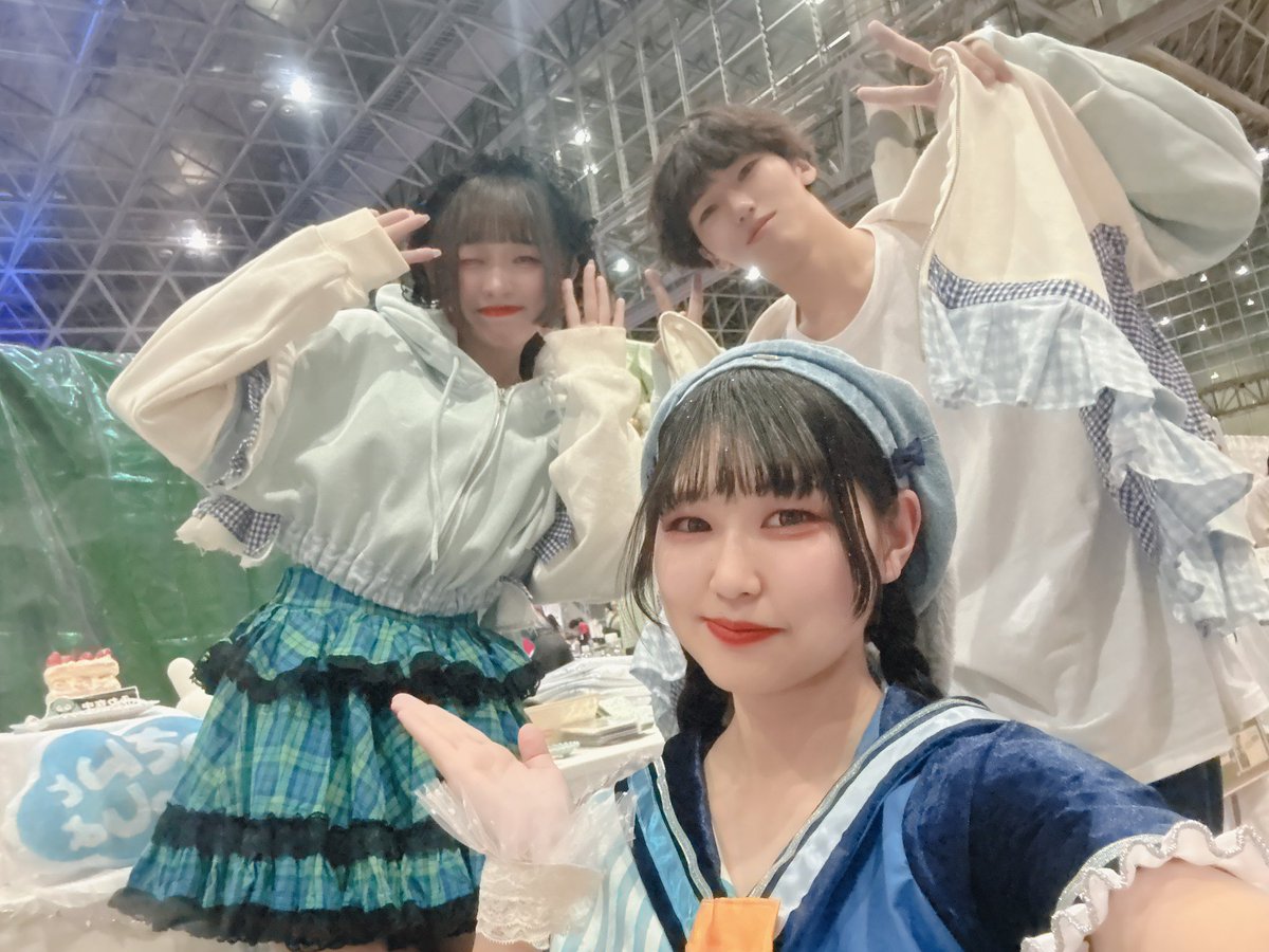 h_saku_39's tweet photo. 〜超会議のおもひで〜

わたしが作った衣装を着てくれた人たちがこんなにも😭😭✨
私含めここに写ってる服が全部made byわたしと言うことに自分で驚きを隠せません...衣装屋さんも頑張って良かった😭😭

もし依頼したい人いたらいつでもDMくださいな♡ https://t.co/iQ07UdtqEk