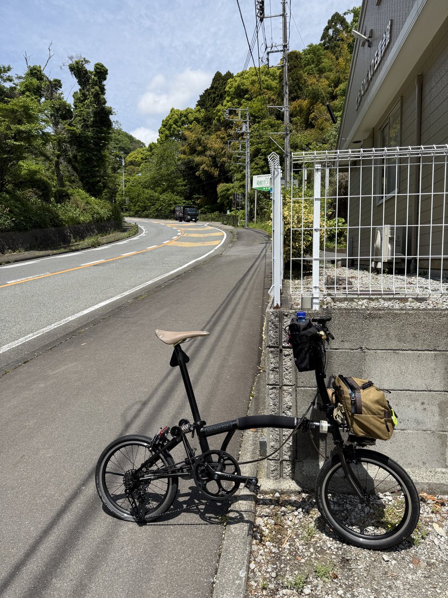 Oy_Z's tweet photo. TPUチューブに熱海峠の下りは
キツ過ぎたか！久々パンクした。
丁度バス停の前なので、Broの
機動性活かしてここで終了☑️

#ブロンプトン #brompton 
#熱海峠 #TPUチューブ https://t.co/EiMdpfudxU