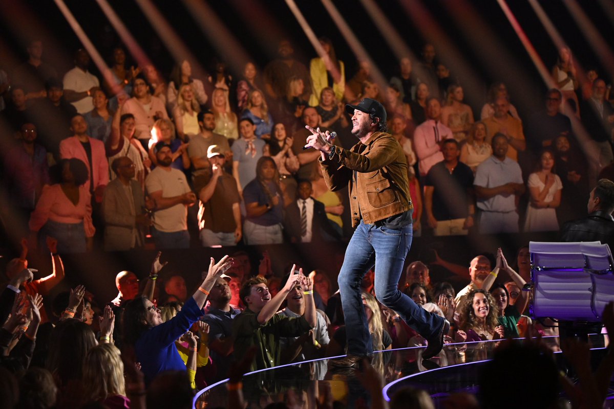 lukebryan's tweet image. We’re country and we know it over here at #idol. West Coast, time to tune in for #TaylorSwift night on @abc