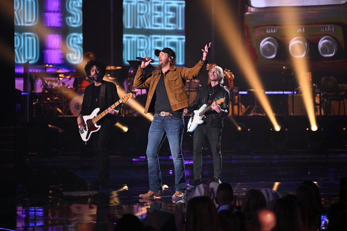 lukebryan's tweet image. We’re country and we know it over here at #idol. West Coast, time to tune in for #TaylorSwift night on @abc