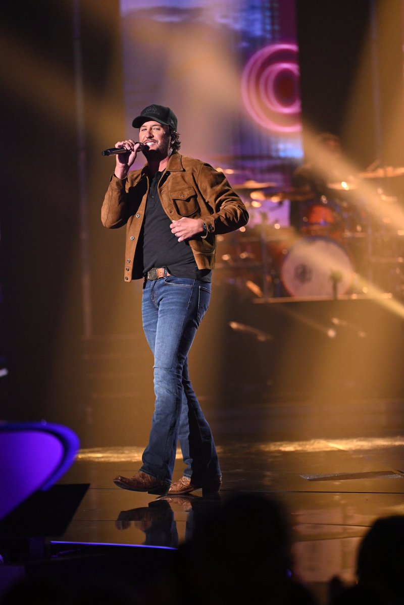 lukebryan's tweet image. We’re country and we know it over here at #idol. West Coast, time to tune in for #TaylorSwift night on @abc