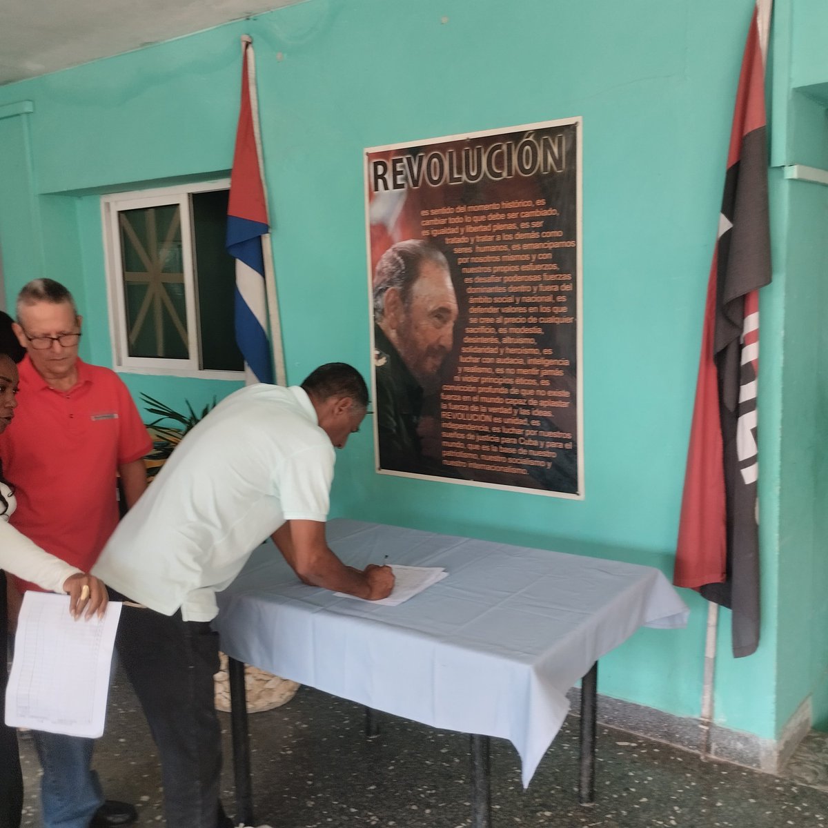 YaimaraLa's tweet photo. Los trabajadores del @CphemStgo apoyamos este acto democrático, revolucionario y legítimo #MiFirmaPorLaPatria , por FIDEL y por la REVOLUCIÓN #LaPatriaSeDefiende , hoy mañana y SIEMPRE!!!!! @ProsaludC  @DPS_Santiago @BeatrizJUrrutia @japortalmiranda https://t.co/n1zkeMVQZ8