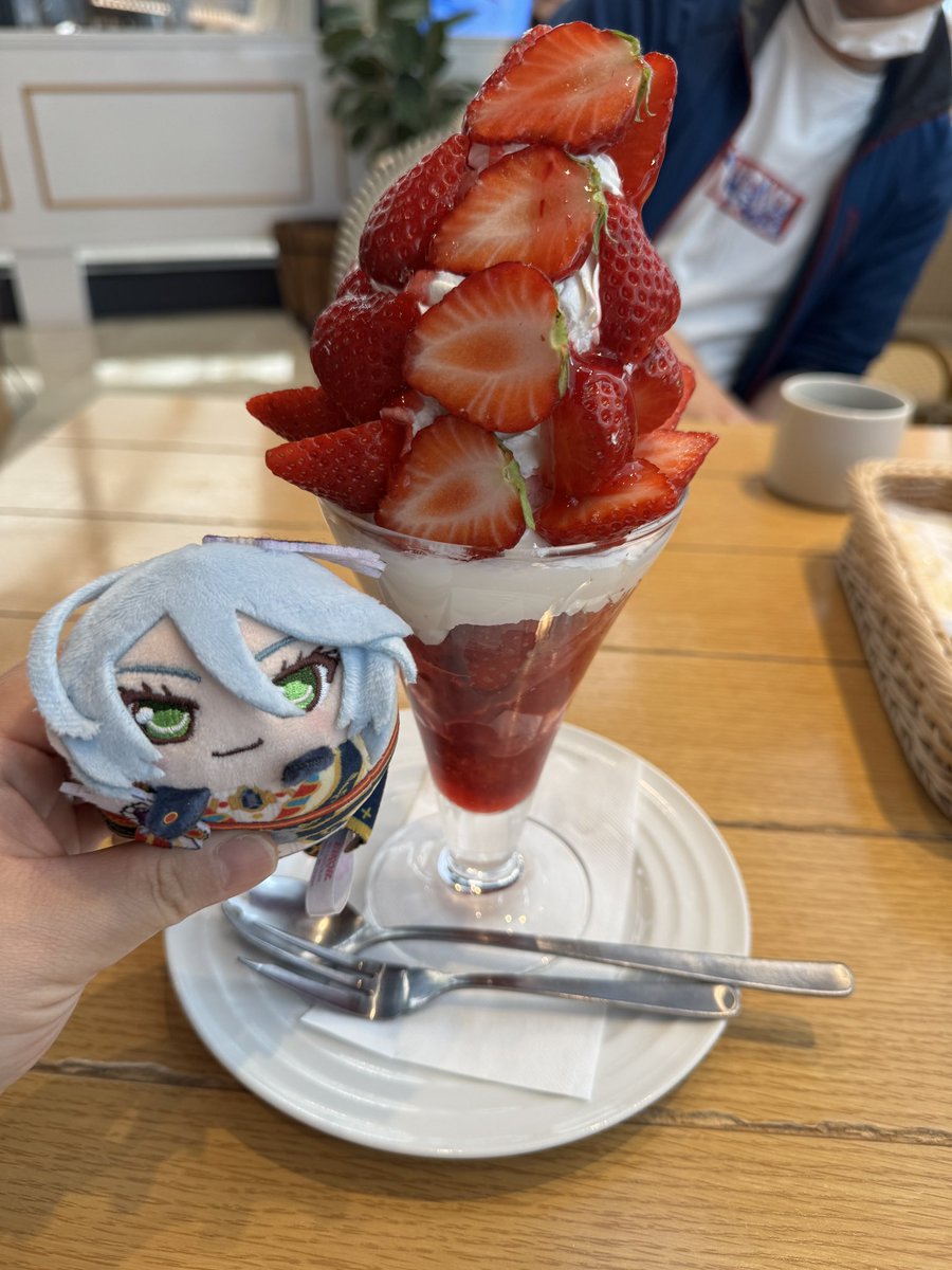 ひびき様、ドレッシングいちごパフェですよ