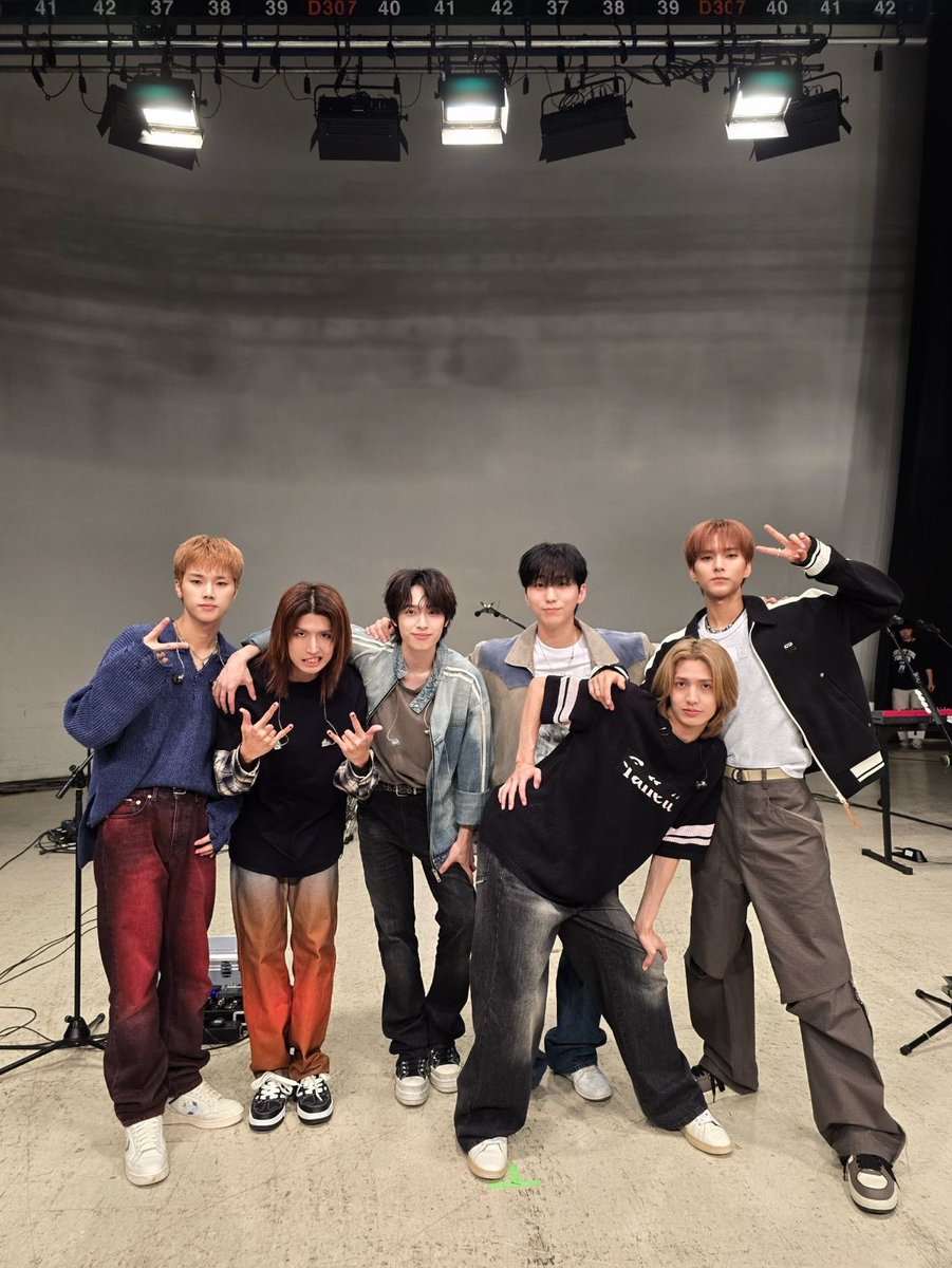 Junhantism's tweet image. Yall girls #sorry