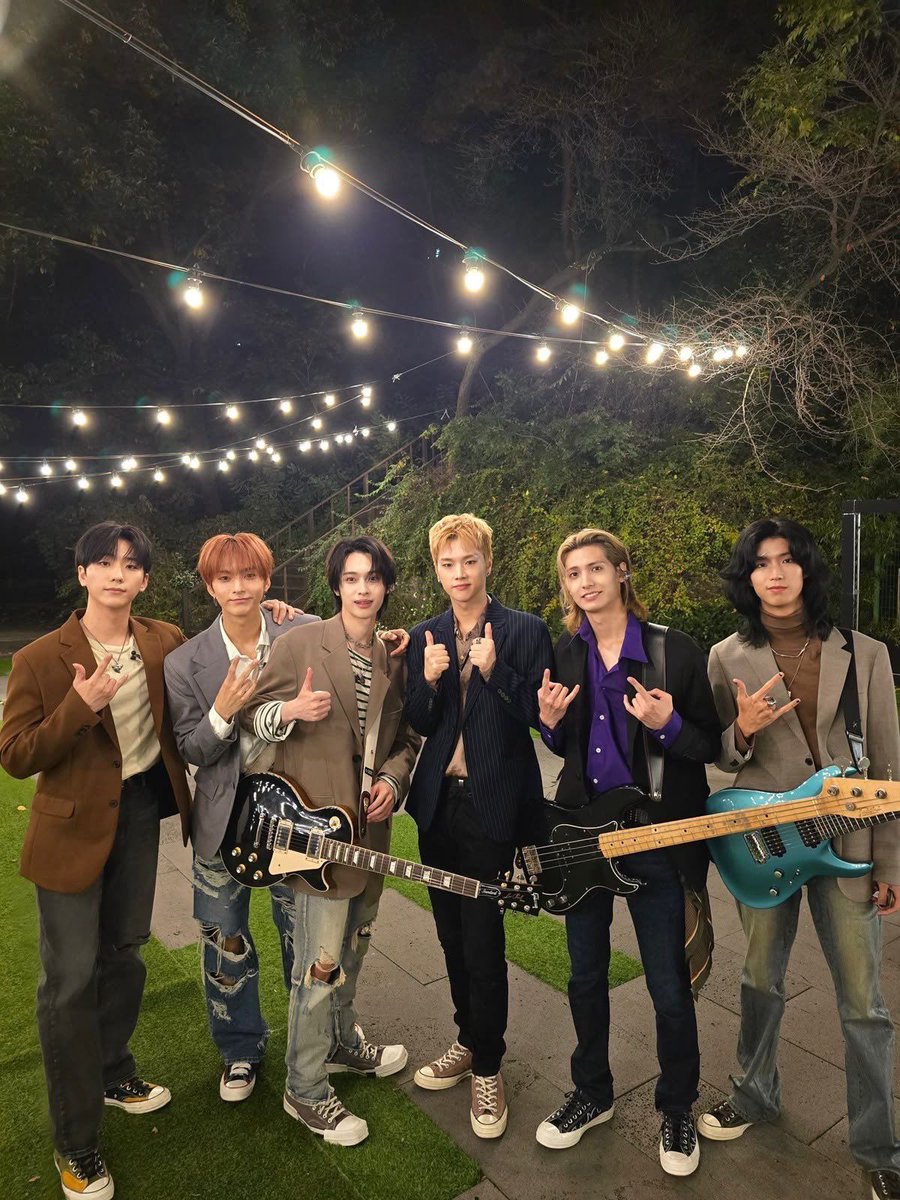 Junhantism's tweet image. Yall girls #sorry