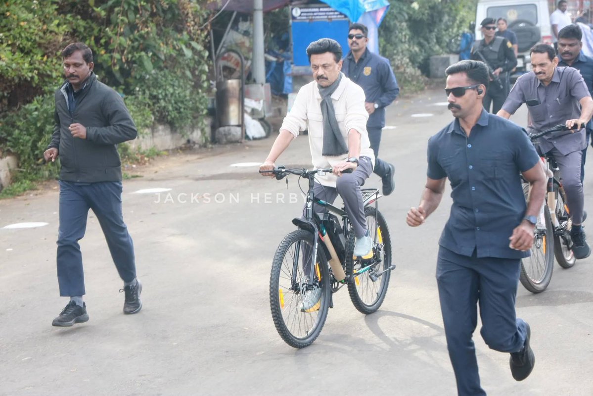 Ranjith_R23's tweet image. அலப்பறை கெளப்புறோம் ...

#தலைவர்நிரந்தரம்

#தலைவர் 
செம்ம #Style🔥