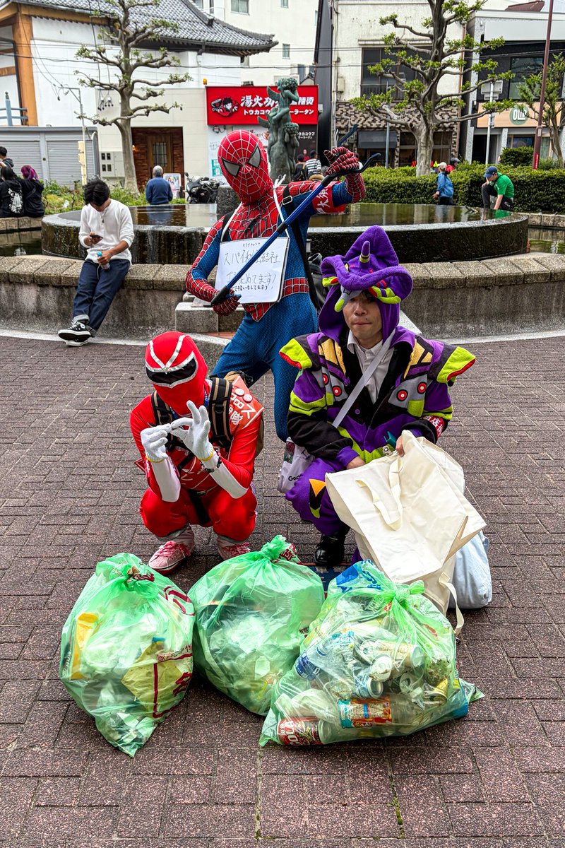 25thGet's tweet photo. 大須でスパイダーマンとゴミ拾い🌏

ごみを拾いながら街を練り歩く、
ちょっとユニークな #ボランティア活動。
通行人の方から声をかけてもらったり、
一緒に写真を撮ったり📸

少人数でも楽しい時間でした✨
5月末はスペシャルゲストも来るらしいのでまた参加します💨

#大須 #ゴミ拾い  #社会貢献 https://t.co/LLxx7g64XB