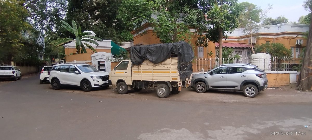 TechyMechy's tweet image. I have done my duty of informing @trafficngp @NagpurPolice of #unknown truck #dangerously #Parked on road corner outside residential building, Civil Lined, Nagpur for 4 days - shared address. If #NagpurPolice don't  don't want to check the truck it's their problem. @nagpurcp