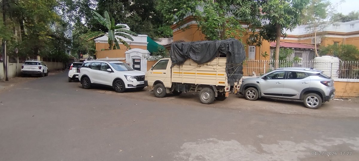 TechyMechy's tweet image. I have done my duty of informing @trafficngp @NagpurPolice of #unknown truck #dangerously #Parked on road corner outside residential building, Civil Lined, Nagpur for 4 days - shared address. If #NagpurPolice don't  don't want to check the truck it's their problem. @nagpurcp