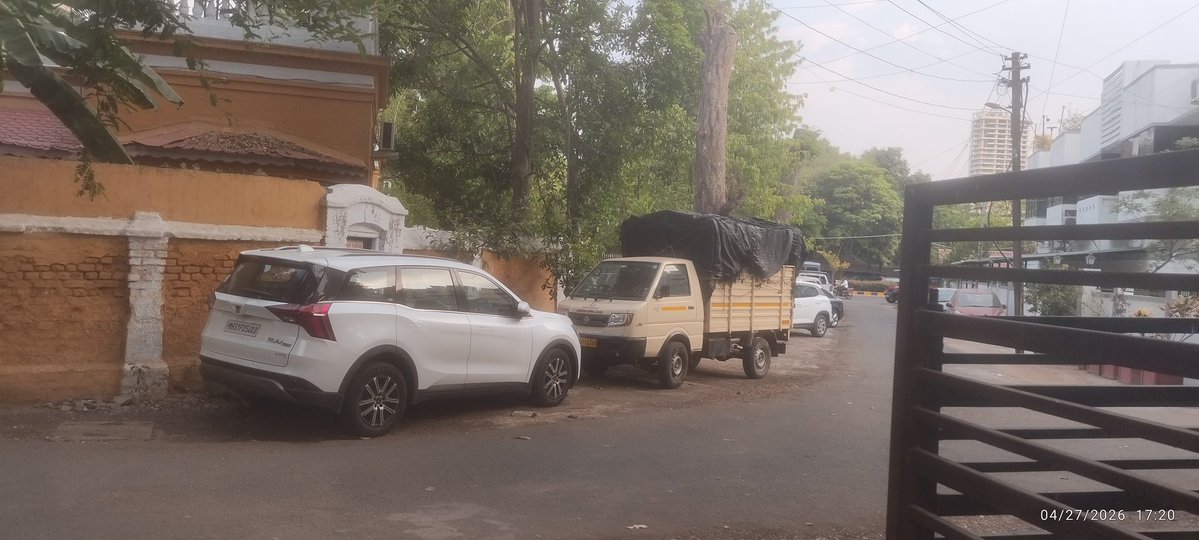 TechyMechy's tweet image. I have done my duty of informing @trafficngp @NagpurPolice of #unknown truck #dangerously #Parked on road corner outside residential building, Civil Lined, Nagpur for 4 days - shared address. If #NagpurPolice don't  don't want to check the truck it's their problem. @nagpurcp