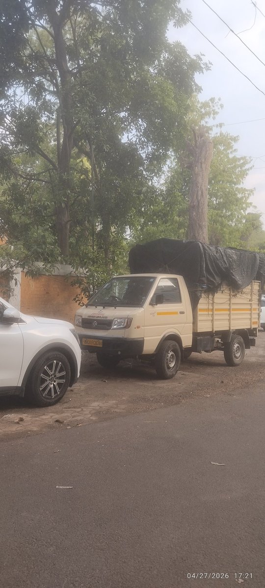 TechyMechy's tweet image. I have done my duty of informing @trafficngp @NagpurPolice of #unknown truck #dangerously #Parked on road corner outside residential building, Civil Lined, Nagpur for 4 days - shared address. If #NagpurPolice don't  don't want to check the truck it's their problem. @nagpurcp