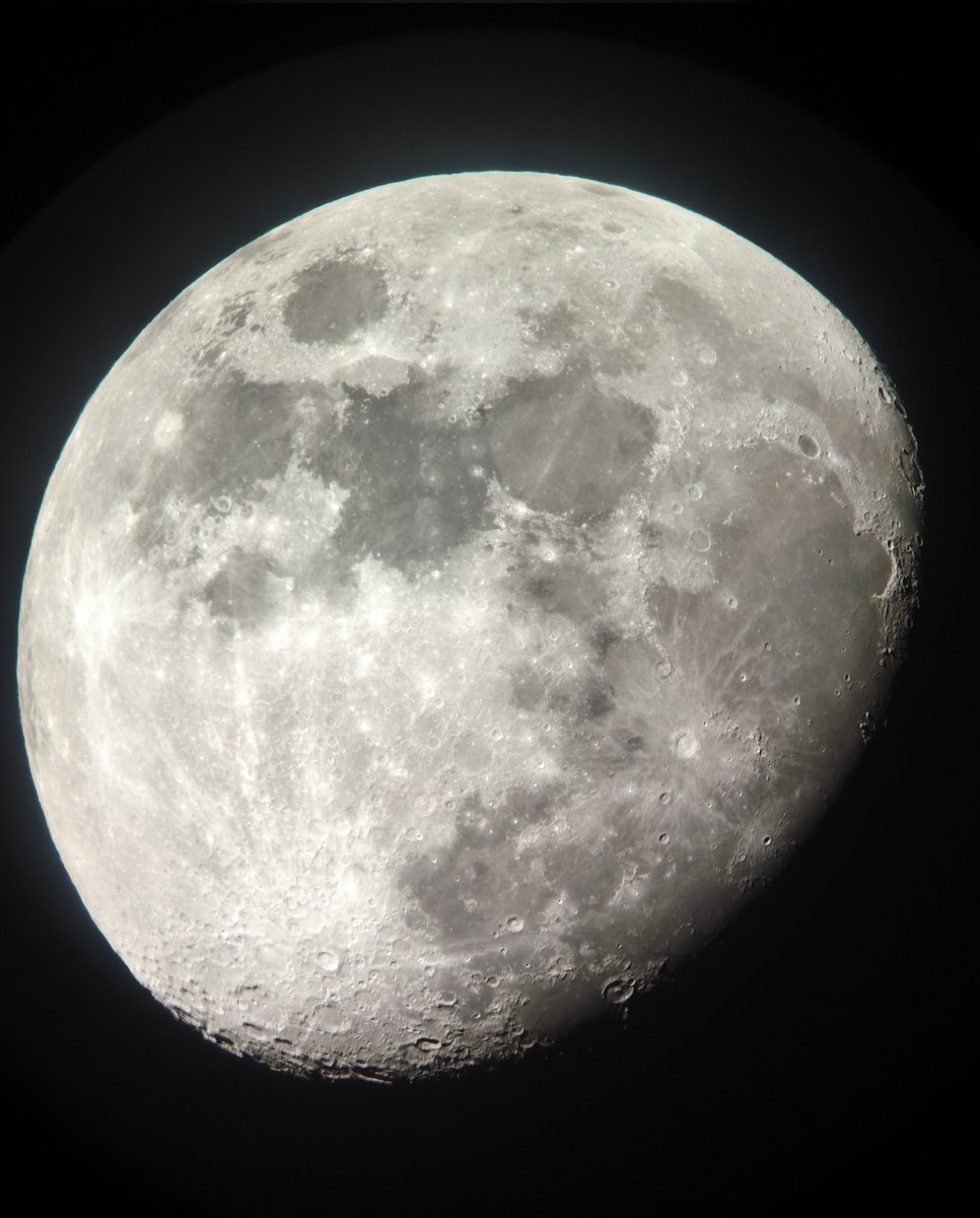 Luna gibosa creciente de esta noche! Recién capturada por el telescopio.