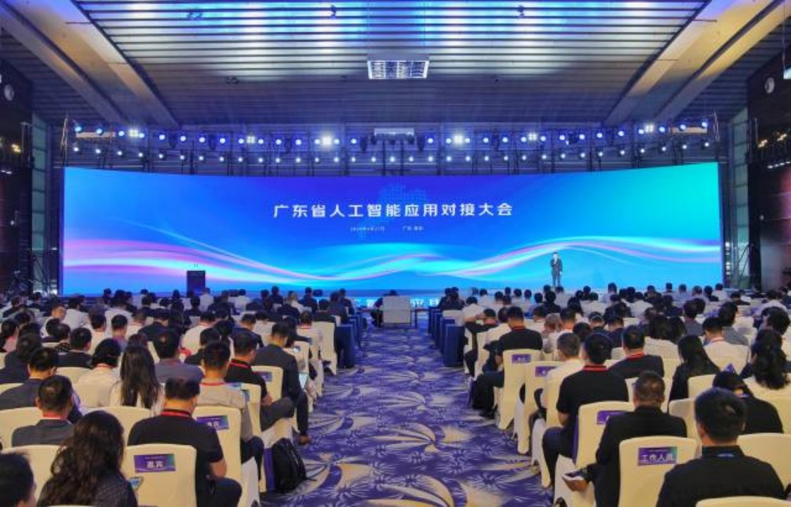 thisisGBA's tweet image. #Guangdong | Guangdong Province hosted its first AI application matchmaking conference in #Shenzhen, showcasing 23 real-world use cases across manufacturing, healthcare, finance, and more. 🤖⚡

From smart inspection robots to AI-powered critical care systems, the event