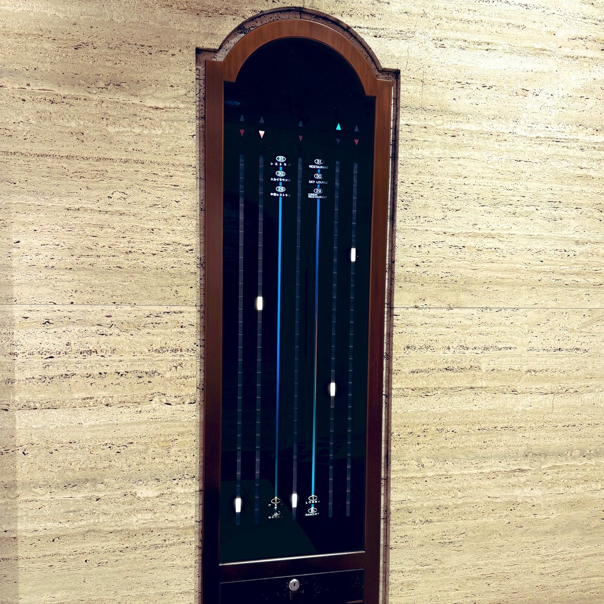 kinomaco's tweet photo. 出張で泊まったホテル、5基のエレベーターがいまどこにいるかがわかるレトロなアナログ表示版がお洒落で良かった。 https://t.co/LFpULRVAXy