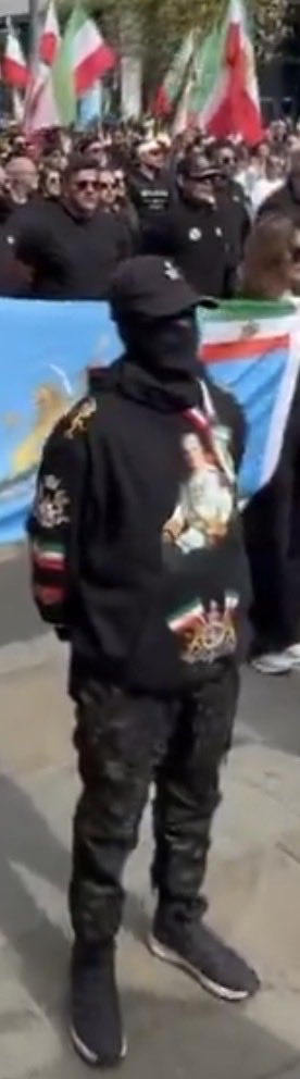 MohsenMirz14151's tweet image. ⚠️هشدار⚠️

از پلیس بریتانیا باید پرسید، این افراد با پوشش شبیه به داعش در خیابانهای بریتانیا چه میکنند و به دنبال چه هستند؟
#british_polis
#Warning