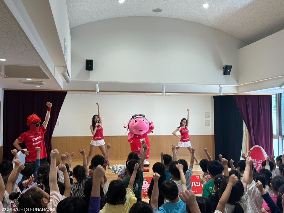 CHIBAJETS's tweet photo. 【レポート】4/28（火）、市川市のいなほ幼稚園に訪問し、園児110名を対象に #STARJETS のUmi/Rinkaのチアダンス教室、#ジャンボくん と #マスク・ド・オッチー による○×クイズを実施しました🌈✨#千葉ジェッツ では引き続き地域の子どもたちへの支援を行ってまいります🌱 #地域愛着 https://t.co/tLinGnfAft