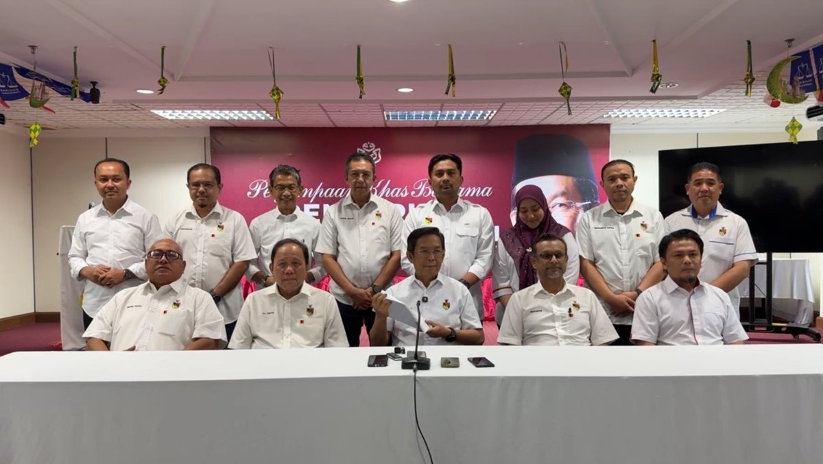 QS09_51's tweet photo. Muko jobo semasing. Org nismilan, ingat muko ni satu satu. Sok² jgn dipangkah. Biar mampuih telungkup kek dasar payo. 

Yang nombo patboleh tu kepalo eh. Bayeh jejauh kek pangka gaung. Abih sondi somondo di buek aleh kaki padaha gilo koso. Biawak amek² dasar otak sepungkih. https://t.co/DOD9MtEbre