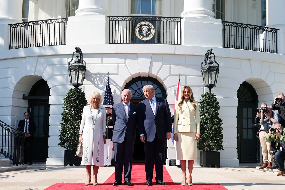 rwthofficial's tweet image. 🇬🇧🇺🇲
#UK’s King Charles III and Queen Camilla were received by #USA’s President Donald Trump @POTUS and his wife Melania Trump @FLOTUS, who took them a tour around the White House, to start their State Visit in Washington, D.C.

📸 PA, Getty #KingCharlesIII #CharlesIII